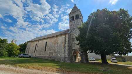 cerkev v Tomaju  - zunanjost